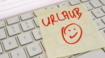 Notiz auf Tastatur „Urlaub“