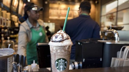 Ein Schokoshake in einem Starbucks Becher in einer Filiale des Unternehmens