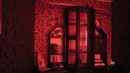 Eine rot beluchtete Airbnb-Wohnung