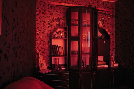 Eine rot beluchtete Airbnb-Wohnung