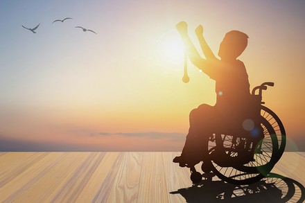 Ein Rollstühlfahrer im Urlaub