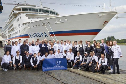 Gastromitarbeiter vor dem Schiff EUROPA