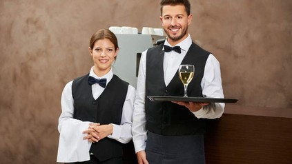 Kellner und Kellnerin nebeneinander