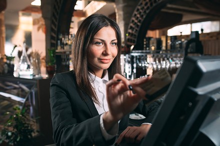 Eine Kassiererin in einem restaurant