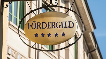 Ein Hotelschild mit der Aufschrift Fördergelder