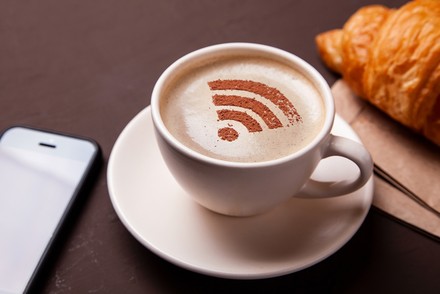 Eine Tasse Kaffee mit WLAN-Zeichen