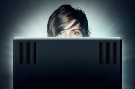 Mann vor PC Bildschirm