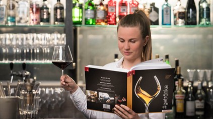 Eine Schülerin liest ein Buch aus dem Trauner Verlag