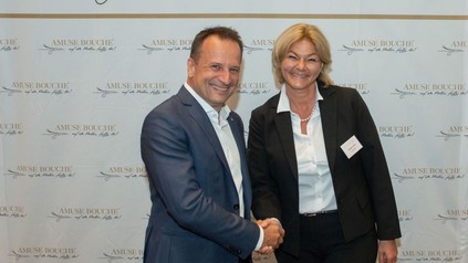 Martin Lachout und Piroska Payer geben sich die Hand