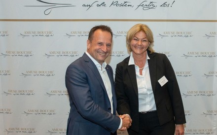 Martin Lachout und Piroska Payer geben sich die Hand