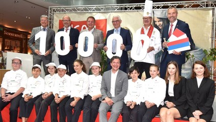LH Peter Kaiser, Christoph Andexlinger, Günther Albel, Reinhard Angerer, Günter Walder, Richard Oswald und Peter Weidinger bei der Überreichung von 10.000€ für die Fachberufssschule Warmbad Villach