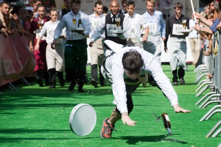 Ein Kellner beim Kellnerlauf stürzt
