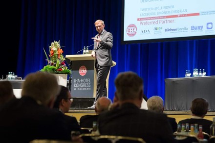 Christian Lindner am Rednerpult beim IHA-Hotel Kongress
