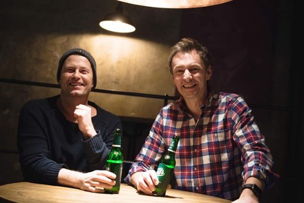 Til Schweiger trinkt Bier und lacht