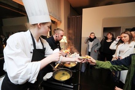 Azubis bereiten ein gericht vor