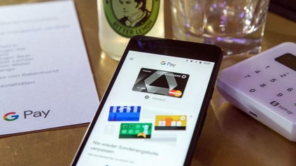 Ein Smartphone auf dem Google Pay geöffnet ist
