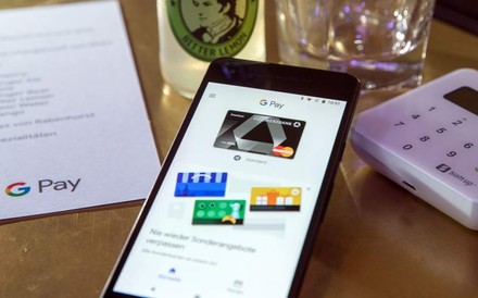 Ein Smartphone auf dem Google Pay geöffnet ist