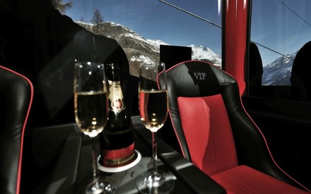 Eine Berggondel mit luxuriösen Sitzen und einer Flasche Prosecco