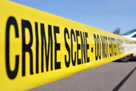 Absperrband mit Aufschrift: „crime scene – do not enter“