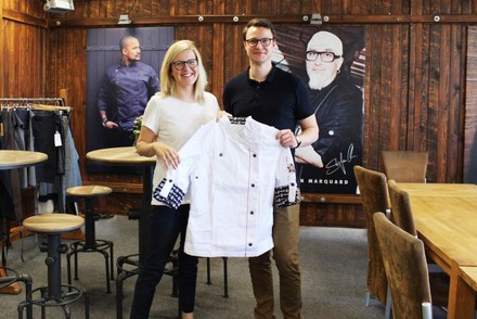 Eine Frau und ein Mann freuen sich über gespendete Berufskleidung