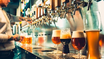 Eine Zapfanlage unter der mehrere Biergläser stehen