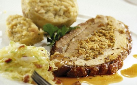 Ein österreichisches Gericht auf einem Teller angerichtet