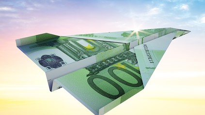 Ein Papierflieger aus einem 100-Euro-Schein