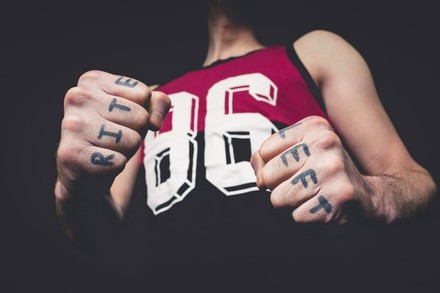 Rite Left auf Knöcheln