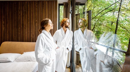 Gäste in einem Holzhotel