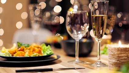 Eine festlich gedeckte Tafel