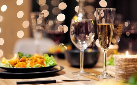 Eine festlich gedeckte Tafel