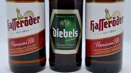 Zwei Flaschen Hasseröder Pils und eine Flasche Diebels
