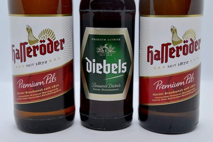 Zwei Flaschen Hasseröder Pils und eine Flasche Diebels