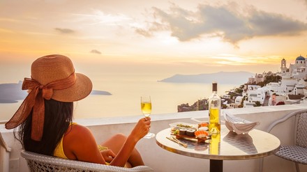 Eine Urlauberin auf Santorini