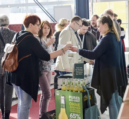 Besucher auf der NordGastro 2016 in Husum probieren neue Getränke