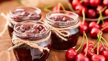 Drei Gläser mit Kirsch-Chutney