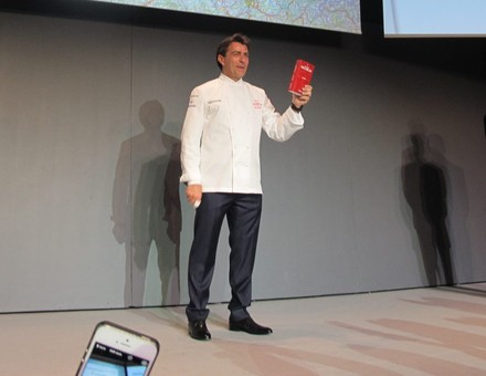 Yannick Alléno bei der Präsentation des neuen Restaurant-Führers „Le Guide Michelin“ in Paris