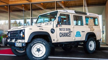 ein Jeep mit dem Logo von Fair Job Hotels