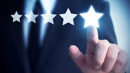 Ein Mann bewertet ein Hotel auf einem Bildschirm