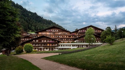 Das Huus-Hotel in Gstaad von außen