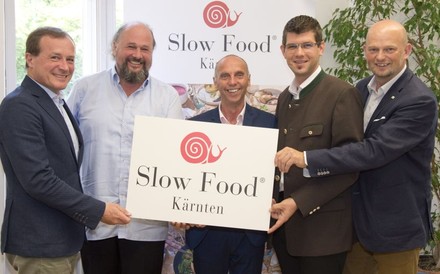 Gottfried Bachler, Eckart Mandler, Martin Gruber und Christian Kresse präsentieren ein Schild auf dem Slow Food Kärnten steht