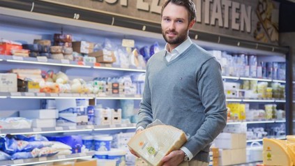Lorenz Wedl hält einen italienischen Grana Padano in der Hand