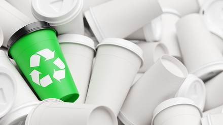 Recycling Konzept mit Abfall Kaffeebechern und Logo