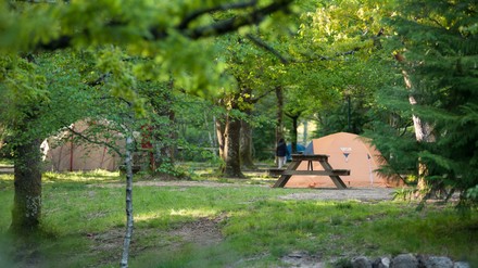 Zeltstellplätze im Grünen auf dem Campingplatz „Parque de Campismo de Cerdeira"