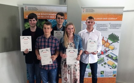 Fünf Azubis mit ihrer Abschlussurkunde