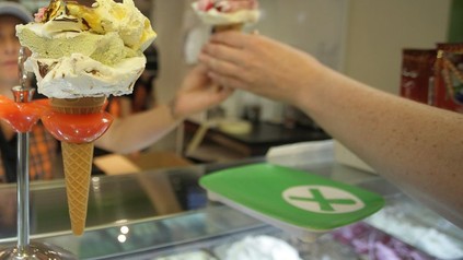 Eine Eisdiele mit außergewöhnlich angerichtetem Eis in der Waffel