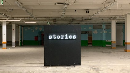 leerstehendes Spielwarengeschäft mit einem "Stories"-Aufsteller