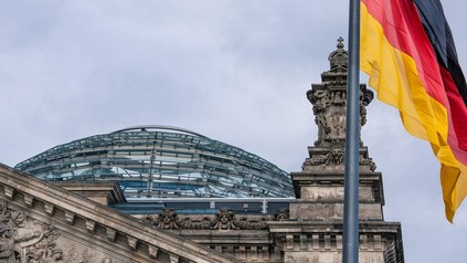 Bundestag mit Deutschland Flagge