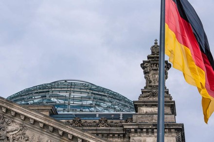 Bundestag mit Deutschland Flagge