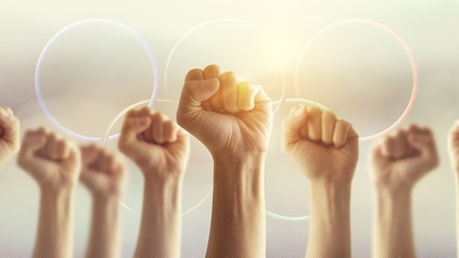 Empörte Fäuste recken sich nach oben